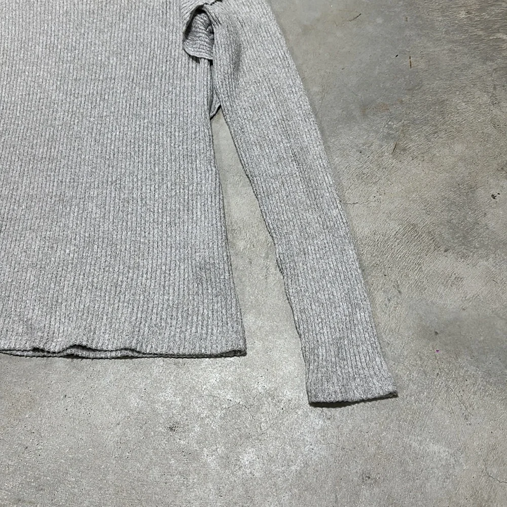 Light weight‎ grey rubbed sweater with ruffles around arm / Size S / Lucky Brand - Picture 3 of 8